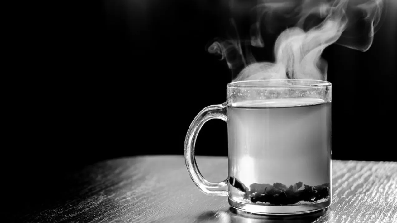 ابدأ صباحك بالماء الدافئ.. فوائد صحية وجمالية كثيرة